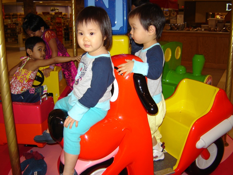 在 Mall 裡坐大紅狗