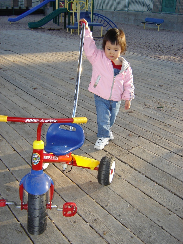 歡歡推腳踏車