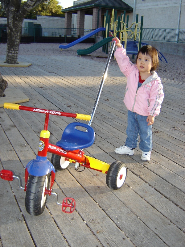 歡歡推腳踏車