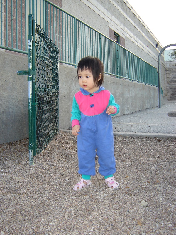 歡歡走進小學的操場