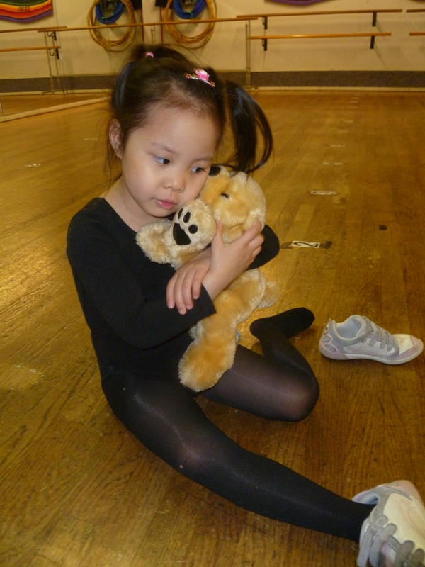 歡歡把班寵物熊 Cuddles 帶去跳舞班
