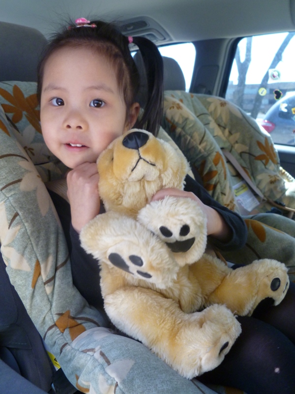 歡歡把班寵物熊 Cuddles 帶上車