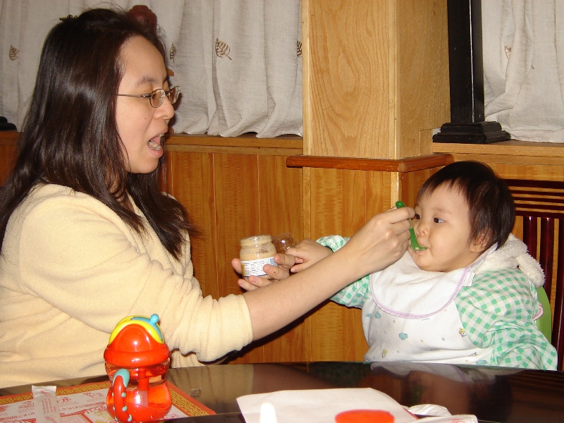 餵歡歡吃飯