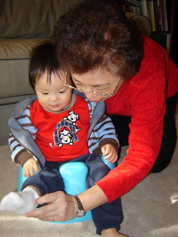 外婆幫聚聚穿襪襪