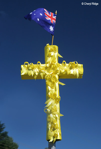 3352b- yellow ribbon cross at Kinglake township