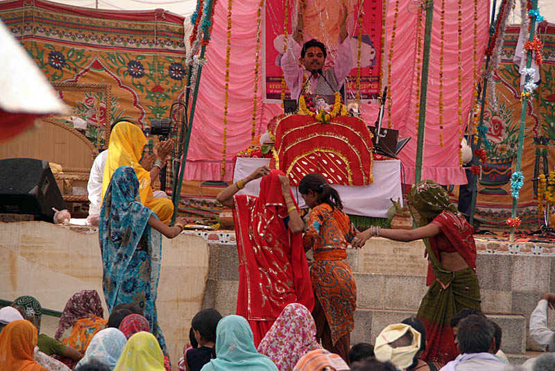 Dancing to the Sermon 02 Orchha