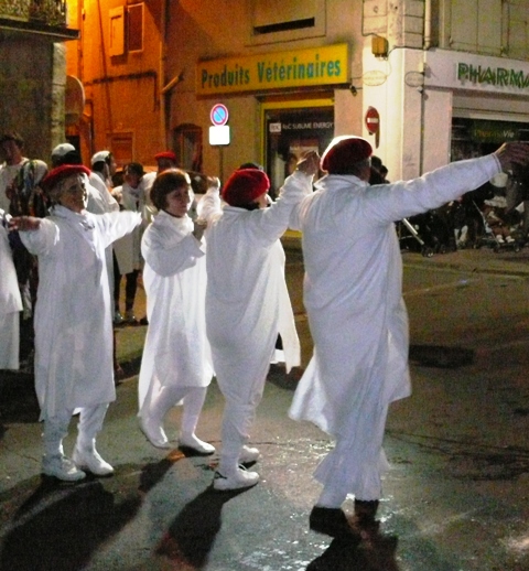 Et on danse! Danse!...pour le capturer?