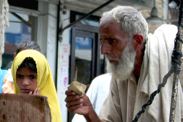 Buying pakoras