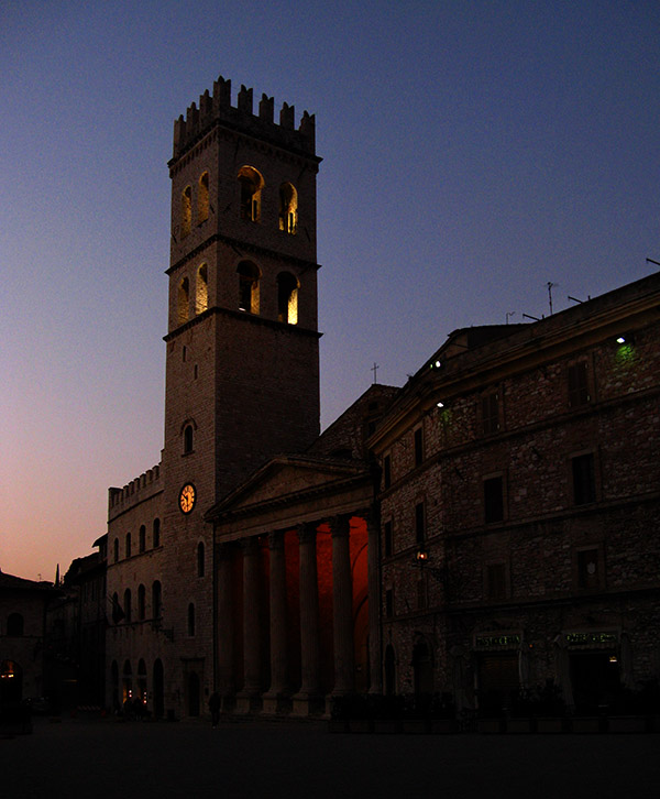 Pallazzo del Capitano del Popolo and the Tempio di Minerva .. A4097