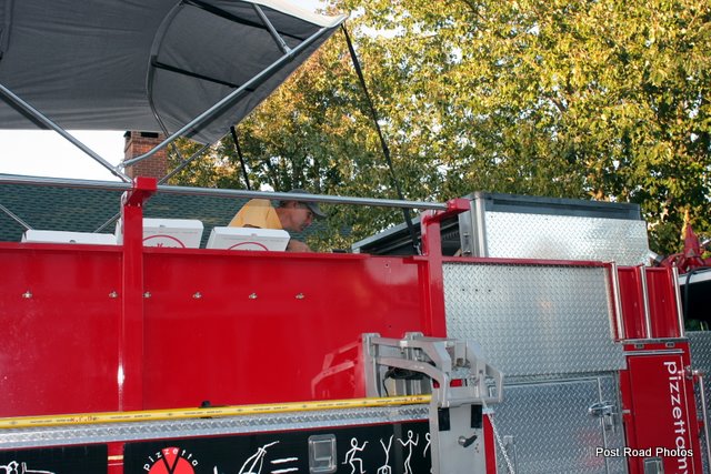 20081010_mystic_pizzetta_pizza_fire_truck_in_noank_pic-02.JPG