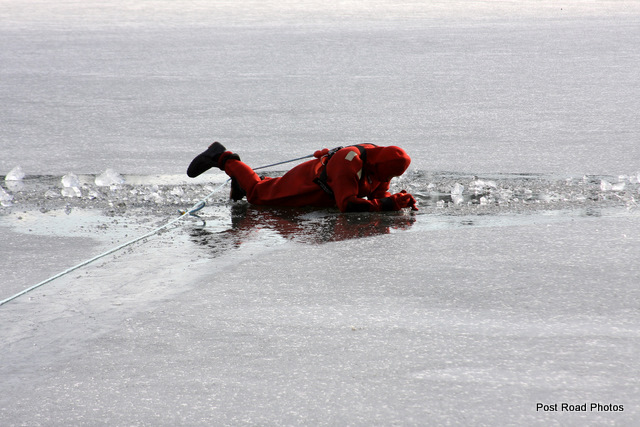 20080108_bridgeport_conn_fd_ice_rescue_training_lake_forest_DP_ 069.jpg