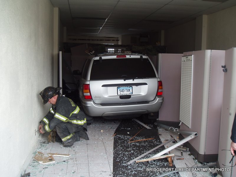 20110403-bridgeport-2190-madison-ave-car-into-building-4.JPG