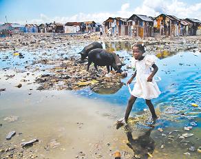 Photo polémique primée par l'UNICEF en 2008. Le prix accordé à cette   photos est considéré comme une insulte à la dignité d'Haïti et des pauvres des bidonvilles.

Ce n'est pas la photo en elle-même, mais l'image d'Haïti qu'elle véhicule, par le fait d'une institution internationale humanitaire, qui est critiquée,
