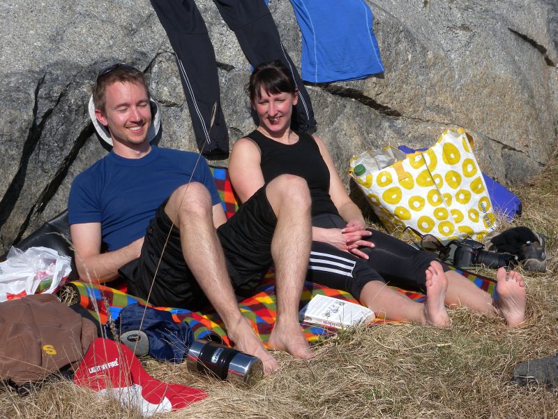 Kenneth och Camilla njuter av solen och omgivningen  Foto Anita