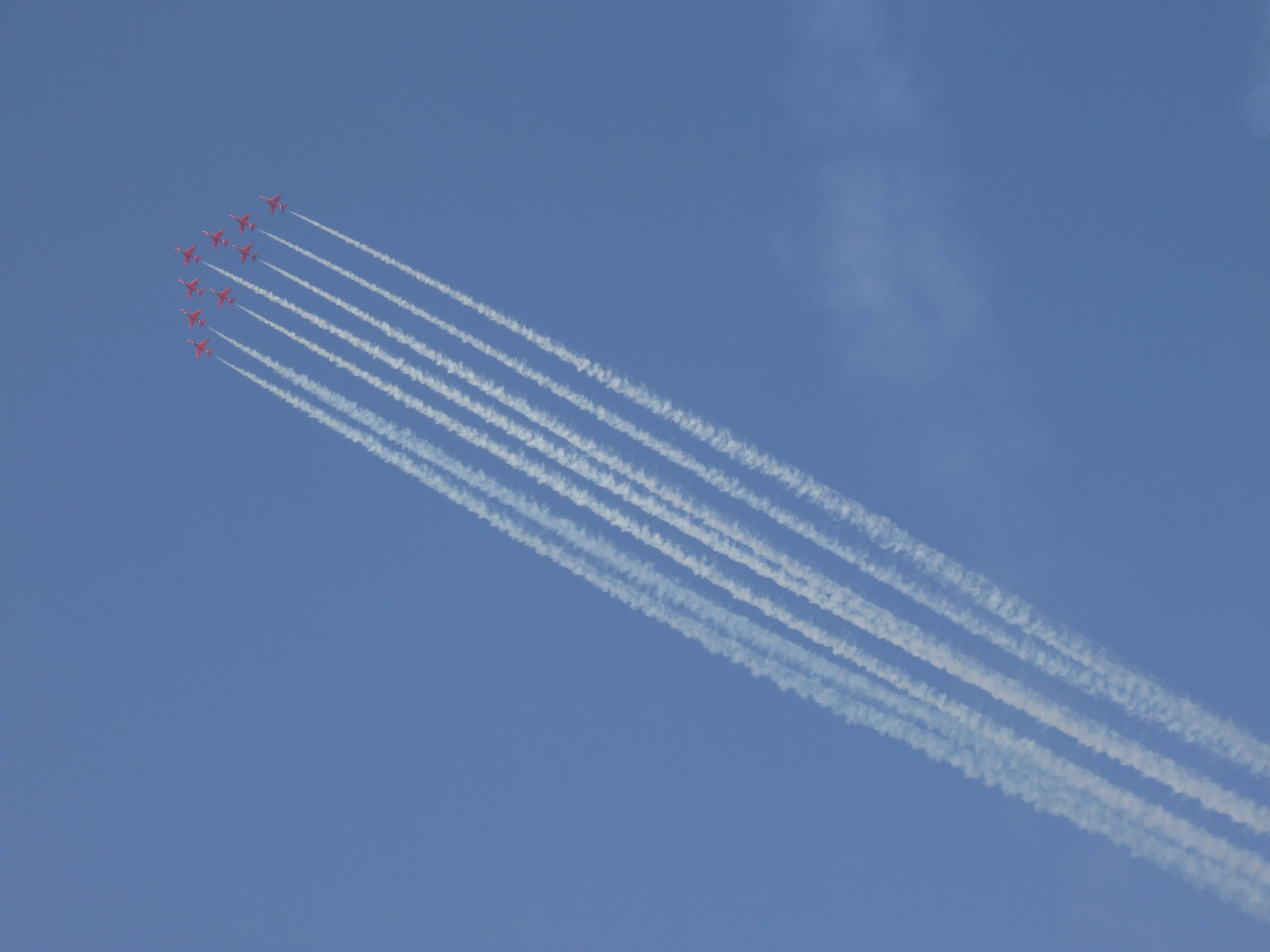 Red Arrows 3 Dubai Air Show 2007.JPG
