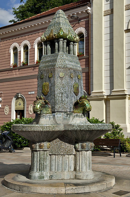 Zsolnay fountain