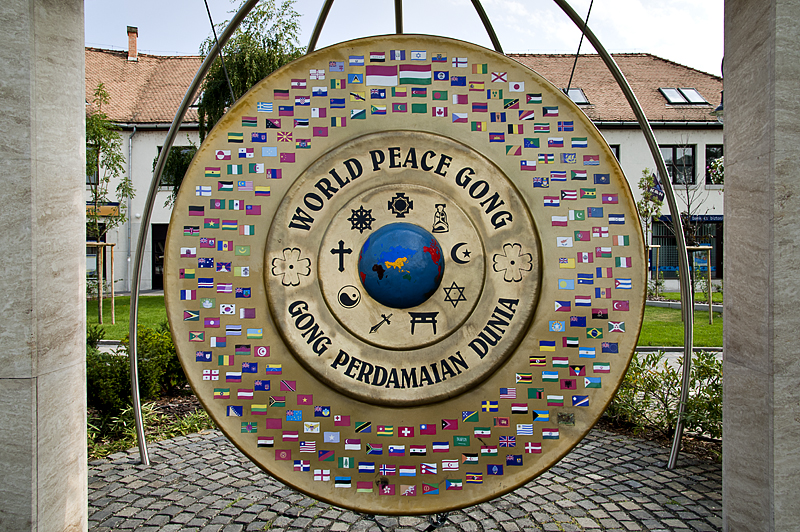 Gdllő, World Peace Gong