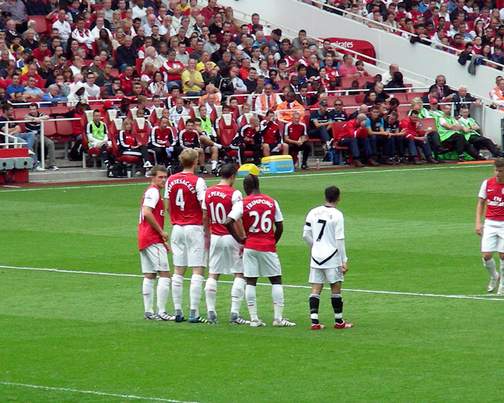 Leon Uses His Size To Intimidate Arsenal