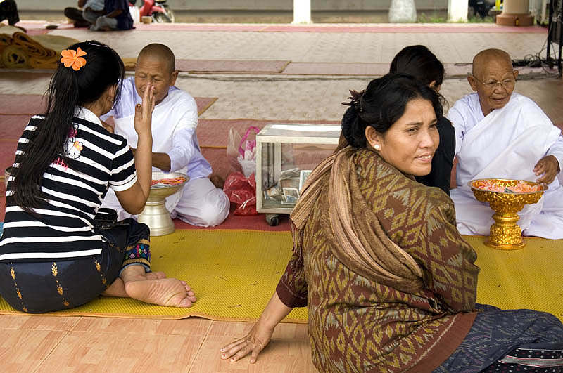 Buddhist nuns telling fortunes at Wat Ing Hang