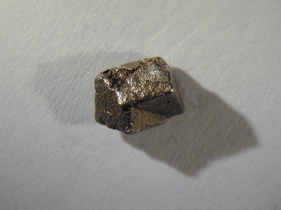 5 mm interpentrant twin of cubic platinum crystals. Kondyer Massif, near. Nelkan, Ajano-Maiskiv Region, Khabarovskiy Kray, Russi
