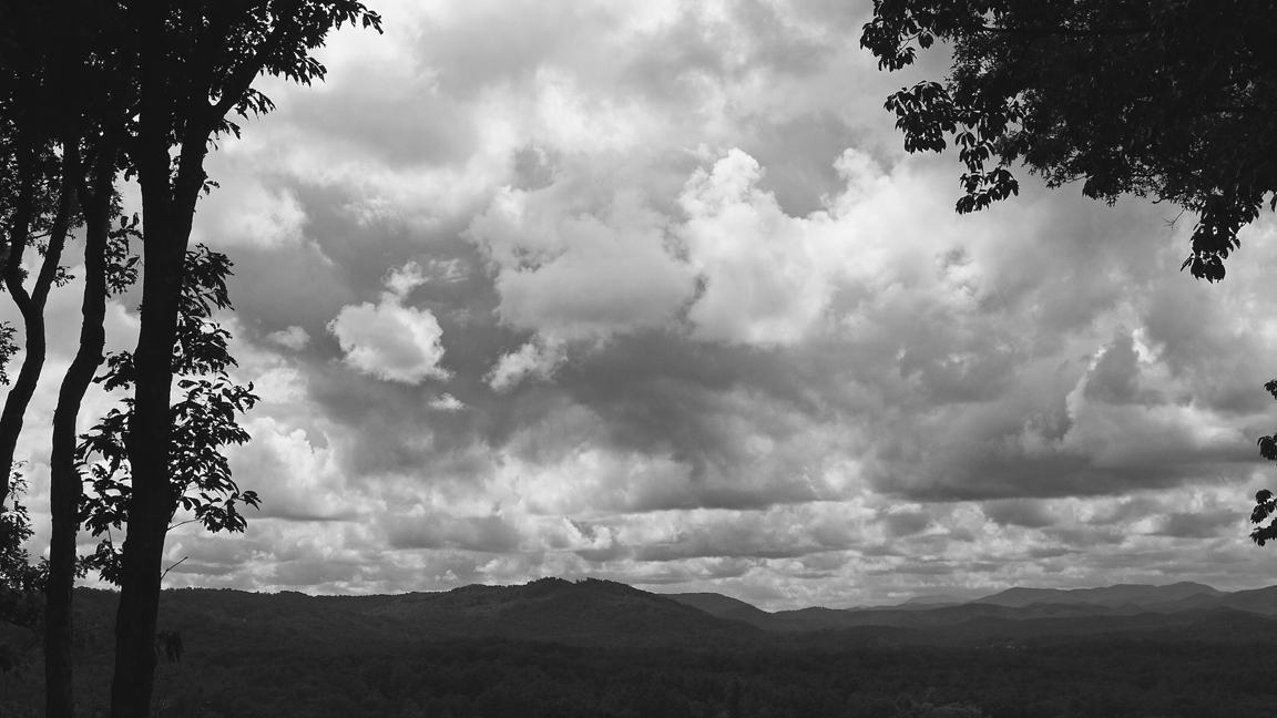 THREATENING CLOUDS  -  MILLS RIVER VALLEY - 16:9 ASPECT
