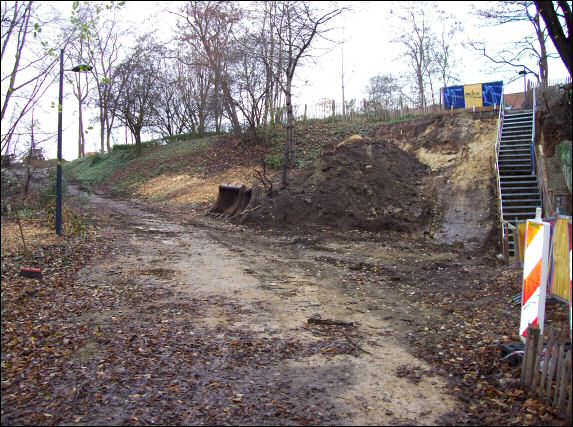 OK, je pars donc par la gauche,  travers le bourbier du chantier...