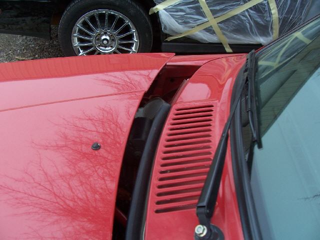 Right rear hood gap as a result in leftward sway