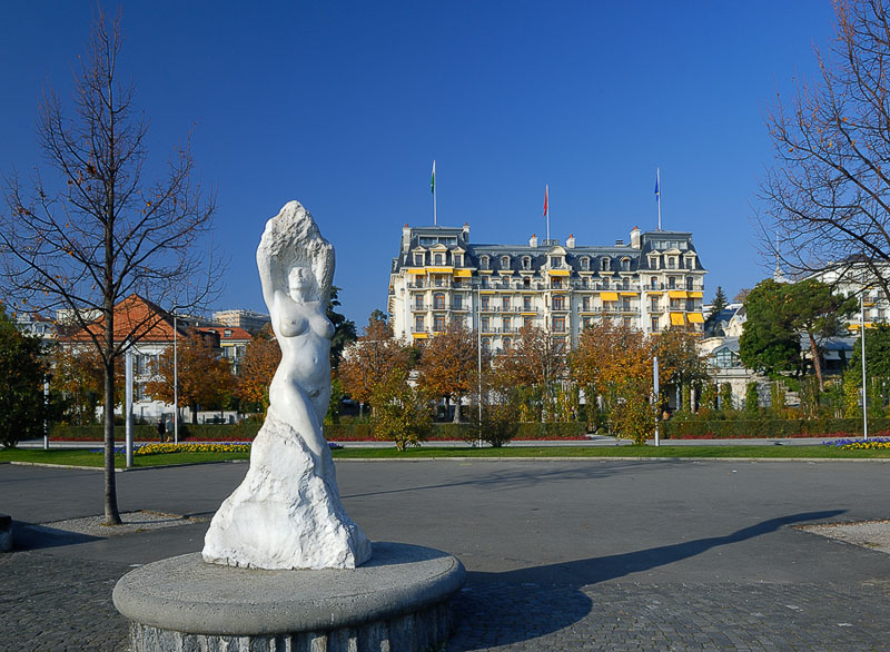 Statue and Hotel Beau Rivage Palace