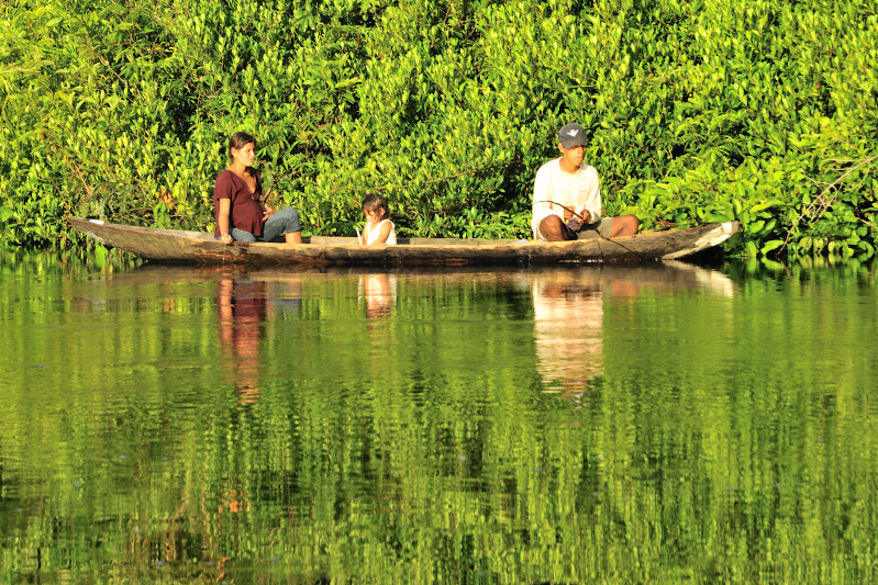 Rio Nanay family Fishing.JPG