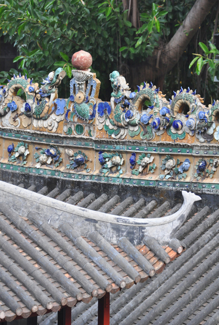 PakTai roof with Cantonese opera figures