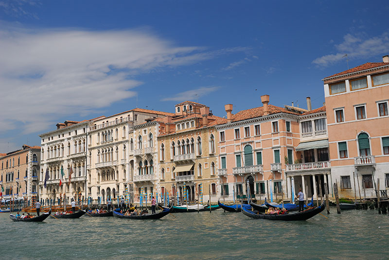 139 Grand Canal gondoloas 2.jpg