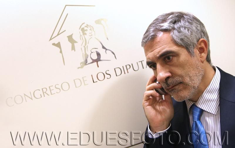 El lo intenta