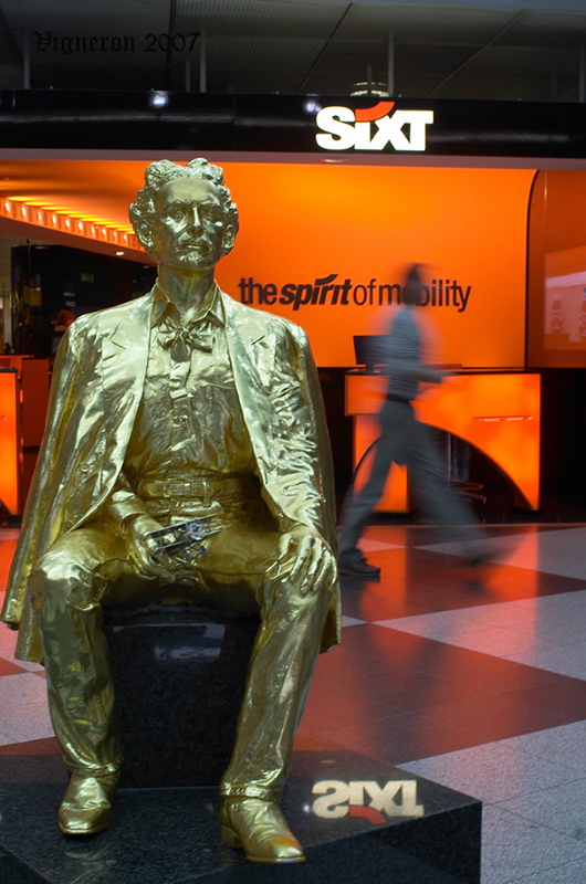 Munich. Flughafen. Constancy in motion