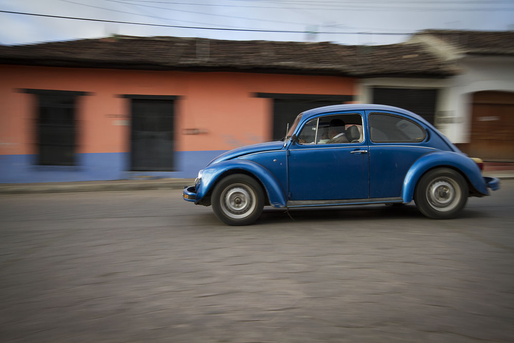 Panning a Volkswagen Beetle in Real de Guadalupe