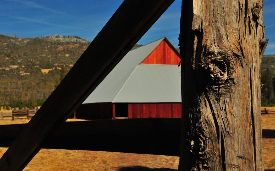 Foresta Barn and Gate