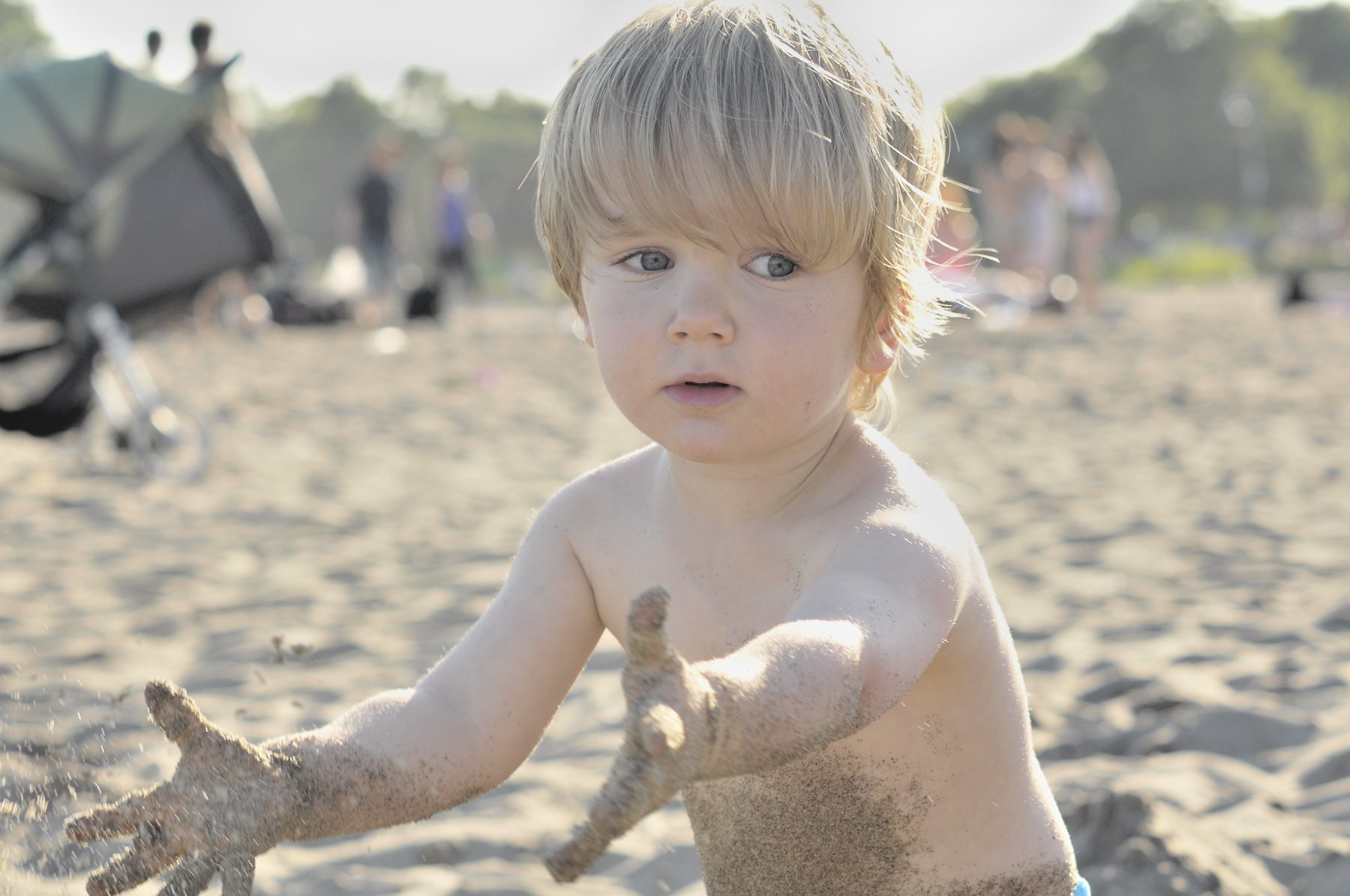 Voyons...un petit tas de sable par ici...un autre petit tas de sable par l...