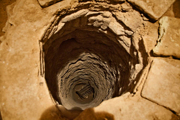 Manhole to lower Stage