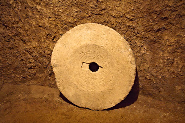 Stone cap of interlevel manhole