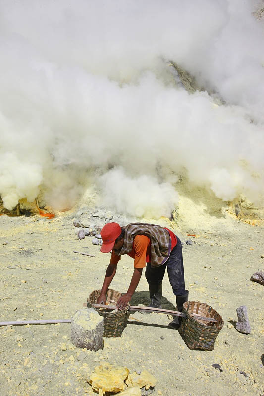 Sulphur mine, preparing the load