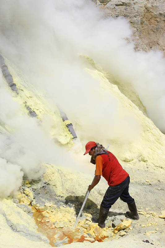 Cutting the sulphur rocks