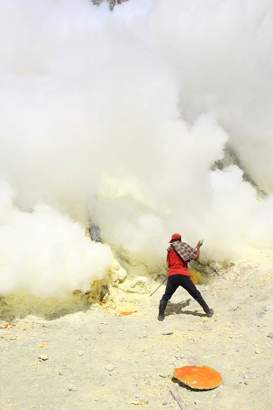 Cutting the sulphur rocks