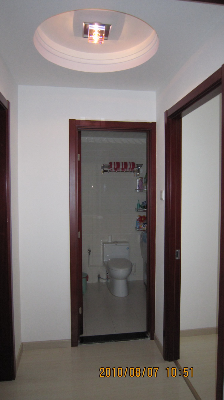 corridor between bedrooms.JPG