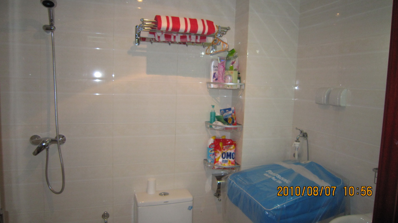 guest bathroom.JPG