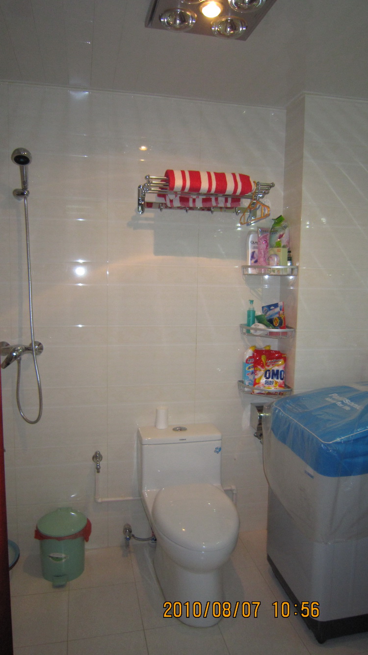 guest bathroom1.JPG