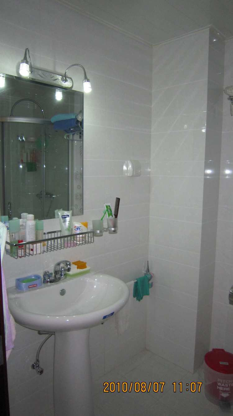 main bathroom2.JPG