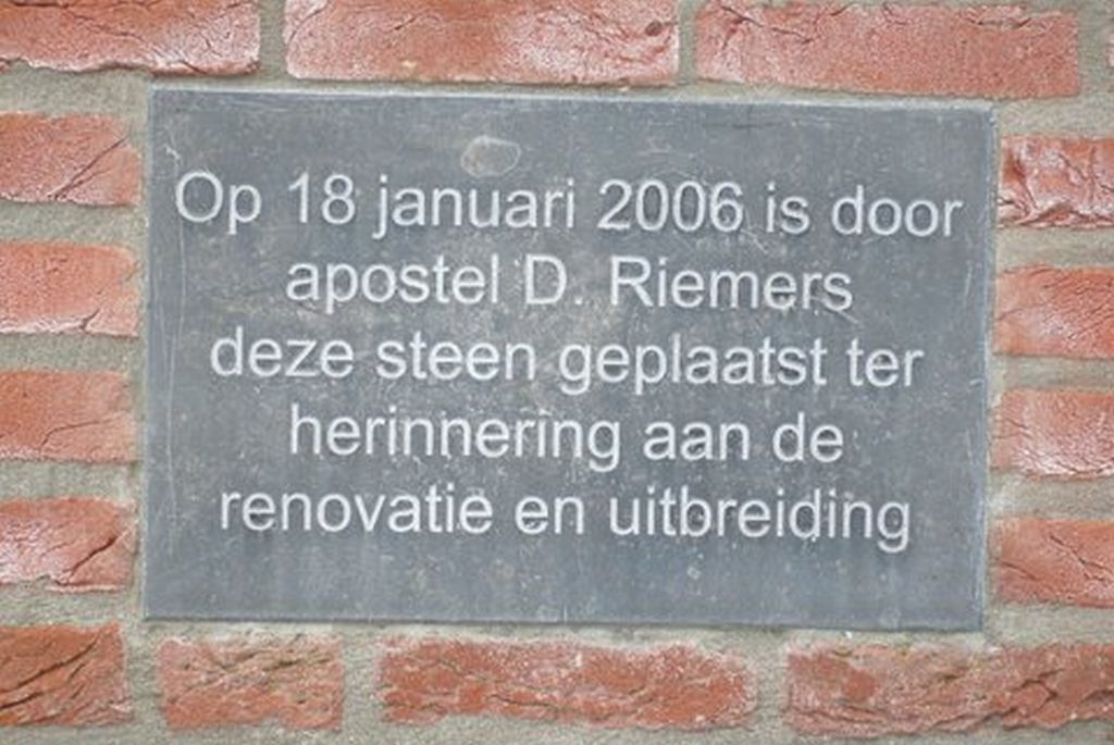 Heerenveen, het apostolisch genootschqp gevelsteen [004], 2009.JPG