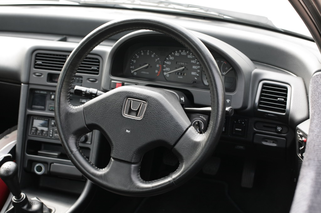 Interior, the center panel tilt towards driver