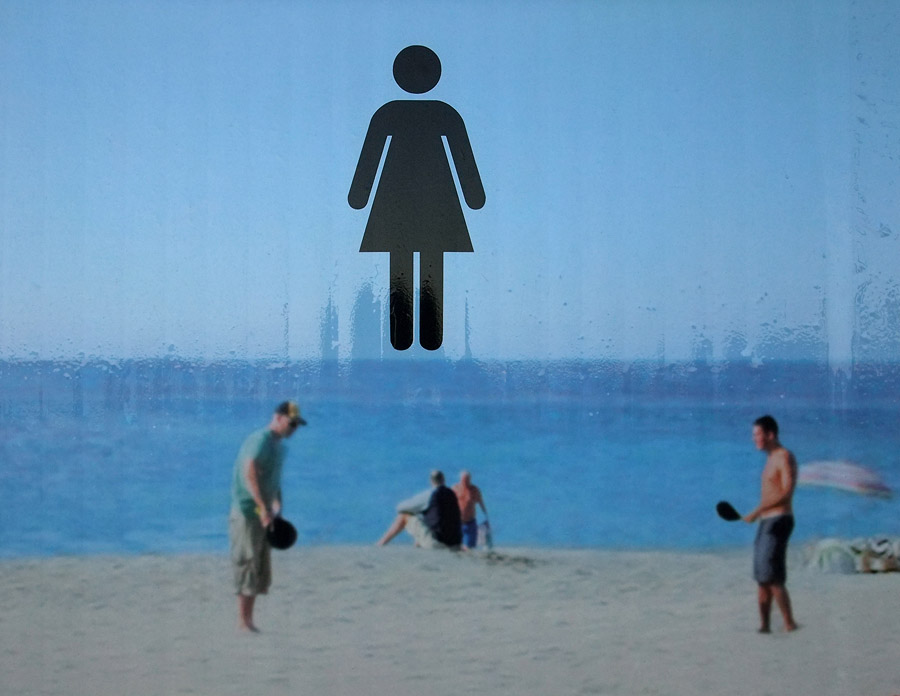 viuda levitando sobre el mar observando a los hombres que juegan