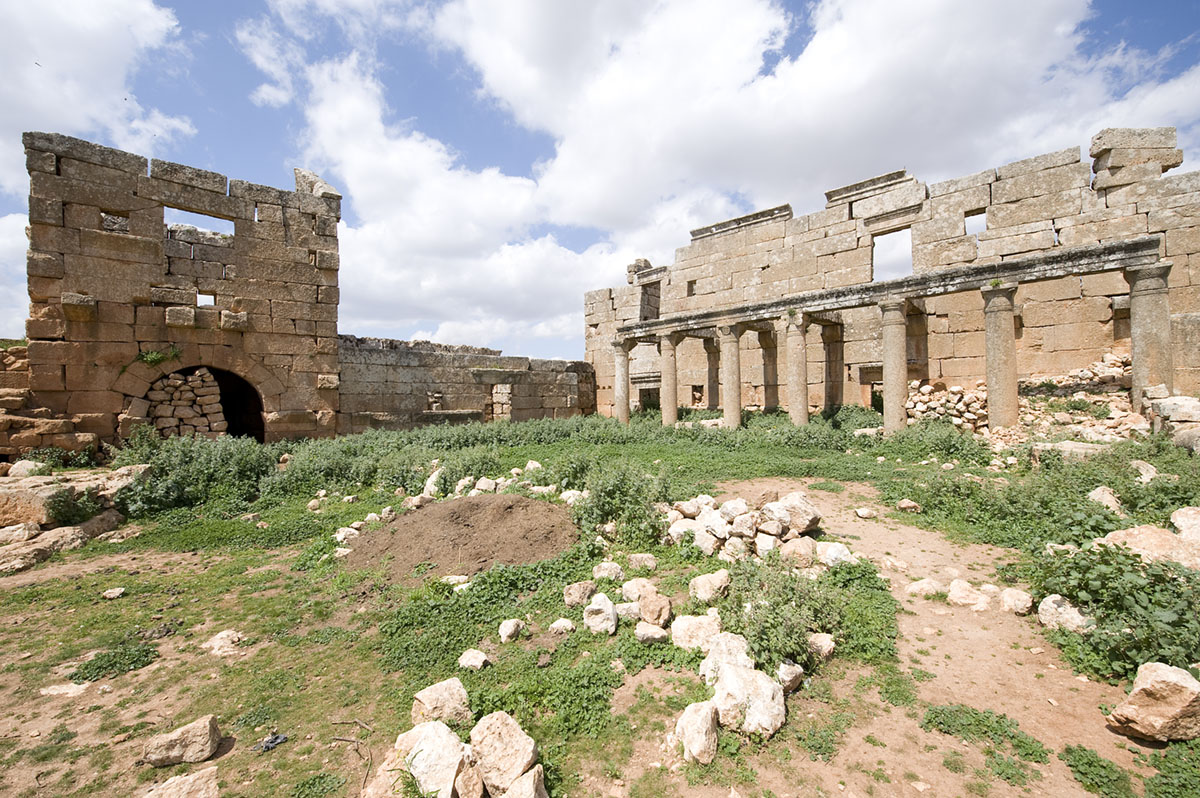 Dead cities from Hama april 2009 8702.jpg