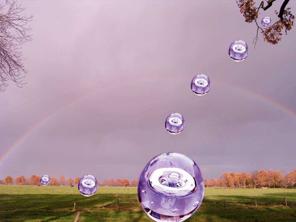 Regenboog met glasbollen.jpg